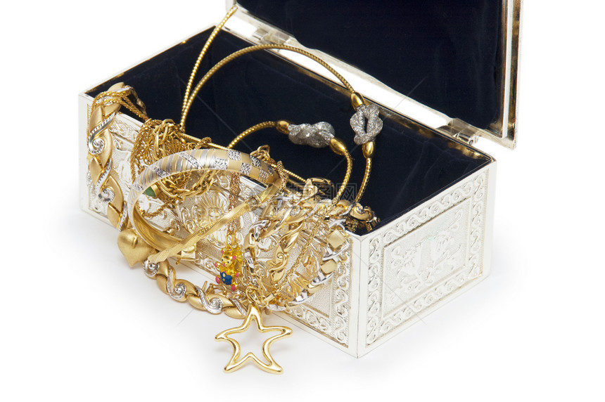 带项链的首饰盒 在白色背景上孤立古董胸部手镯财富礼物珠宝盒子收藏首饰珍珠图片