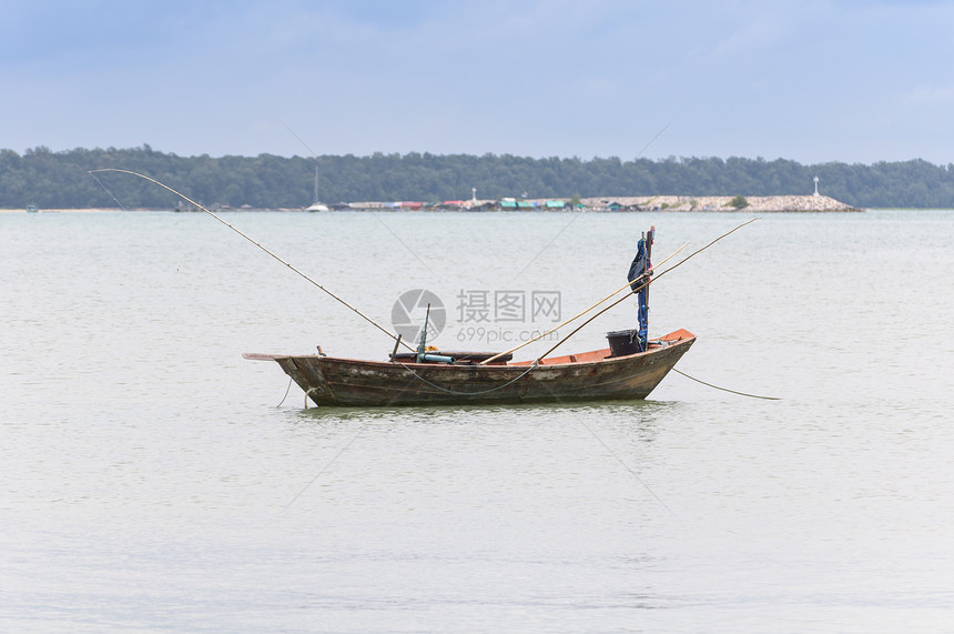 小型渔船海岸天空木头日落支撑渔业地平线海浪蓝色运输图片