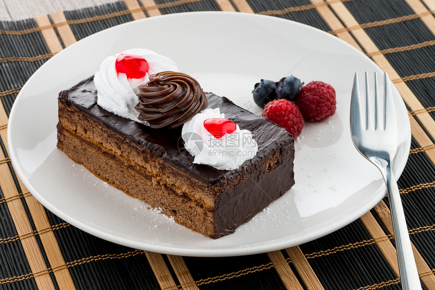 巧克力蛋糕一块覆盆子水果托盘巧克力餐厅浆果面包甜点石板玫瑰花图片