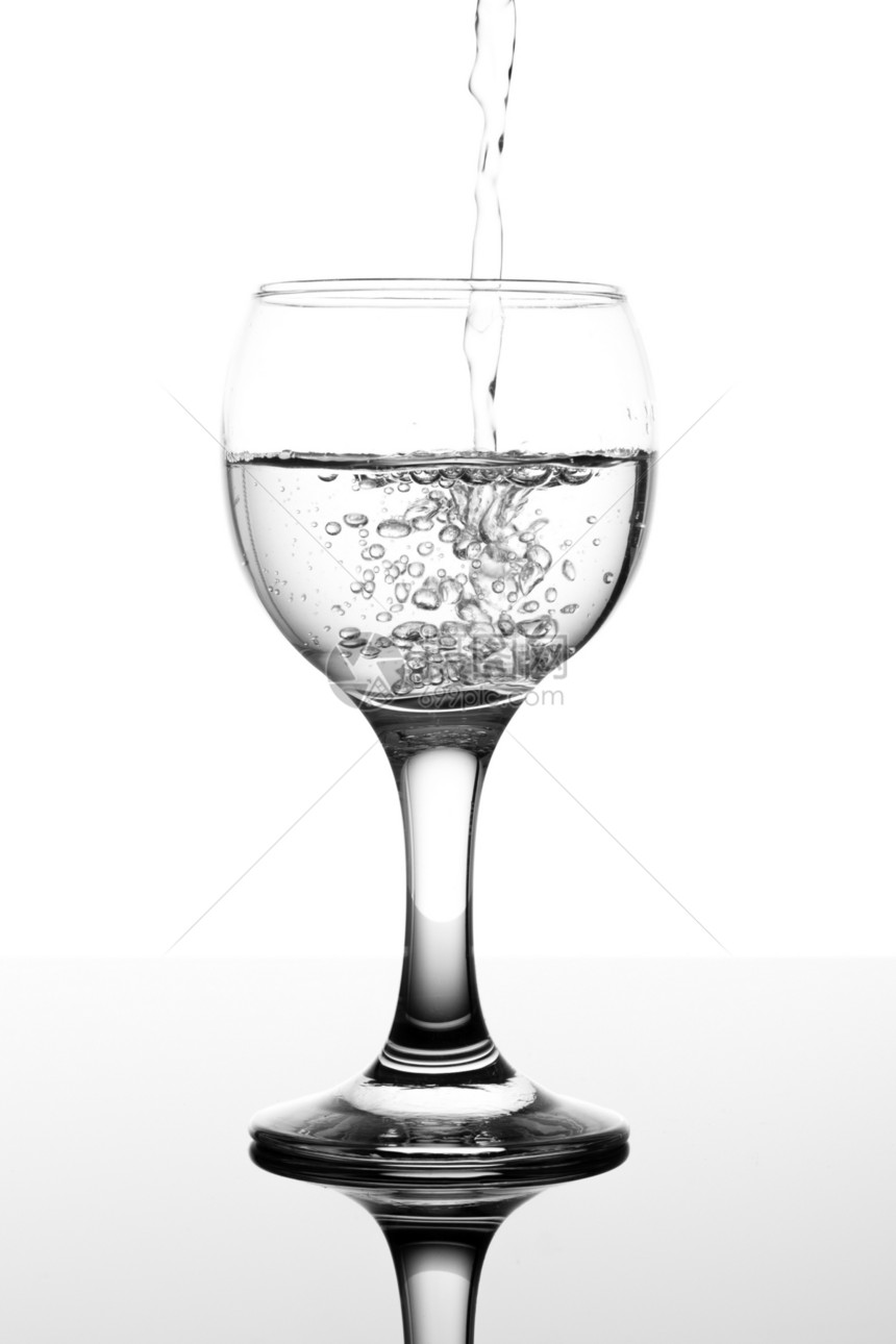 水奢华玻璃反射酒杯红色派对饮料液体器皿工作室图片