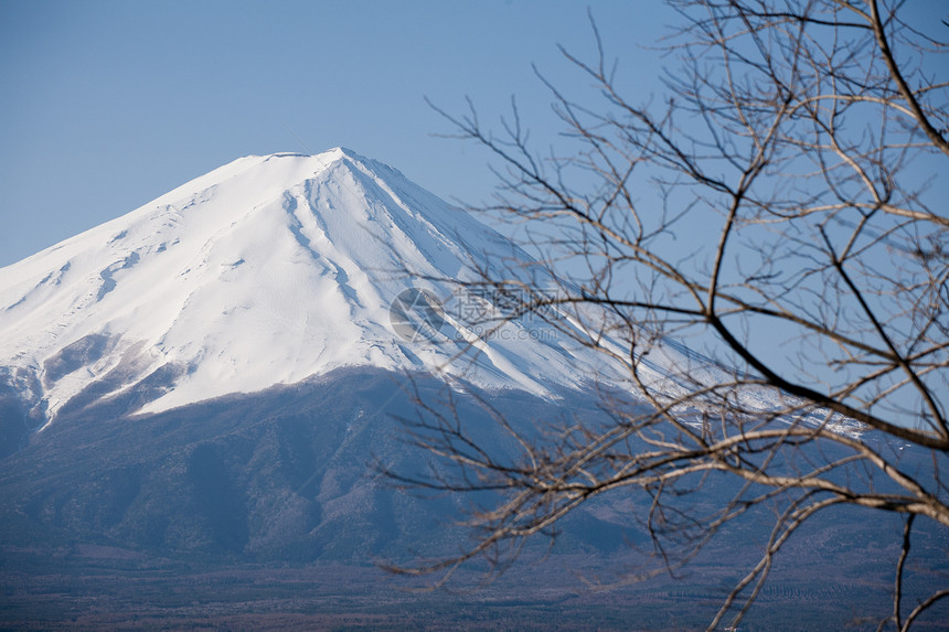 从日本来的Fuji山顶的缩放白色天空旅行蓝色顶峰地标图片