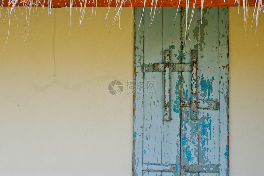 旧蓝门国家入口房子木头岩石乡村植物窗户金子石头图片