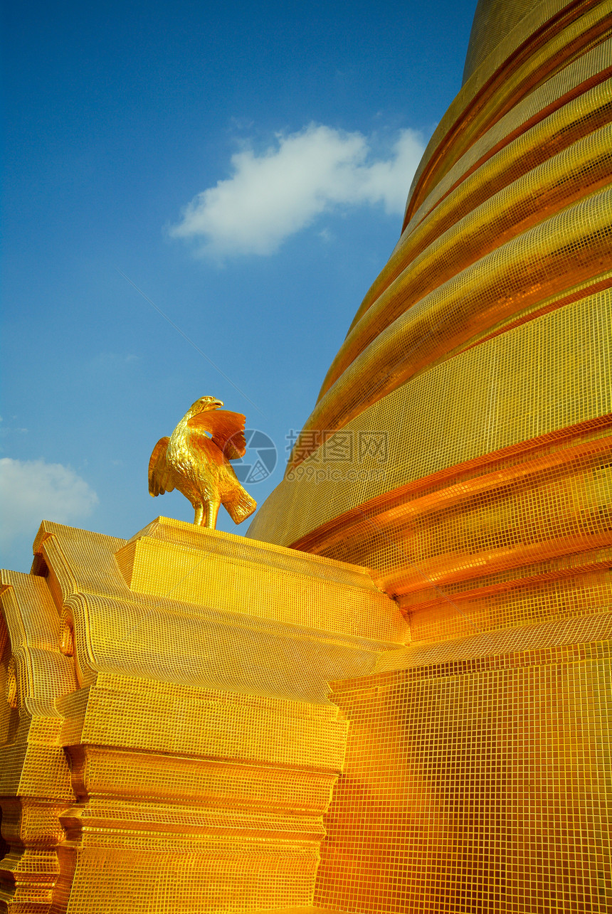 泰国的金塔地标寺庙游客佛塔艺术蓝色佛教徒太阳旅游精神热带图片