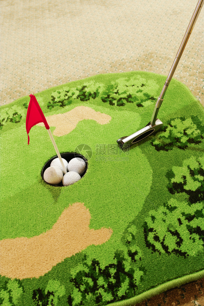 办公室高尔夫高尔夫球和推土机图片