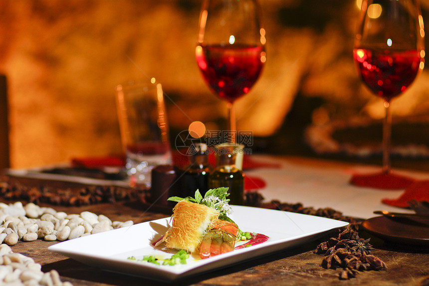 带红酒的浪漫马哈鱼牛排晚餐洞穴营养胡椒餐厅食物饮食牛扒茄子美食美味图片