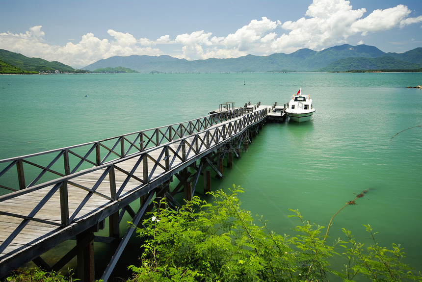 搭乘快艇的通海桥海洋码头帆船场景地平线娱乐闲暇航行阳光港口图片