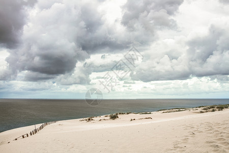 波迪尔斯基库罗尼亚湾沙丘波浪海湾支撑假期海岸爬坡天空海岸线尼达地平线背景