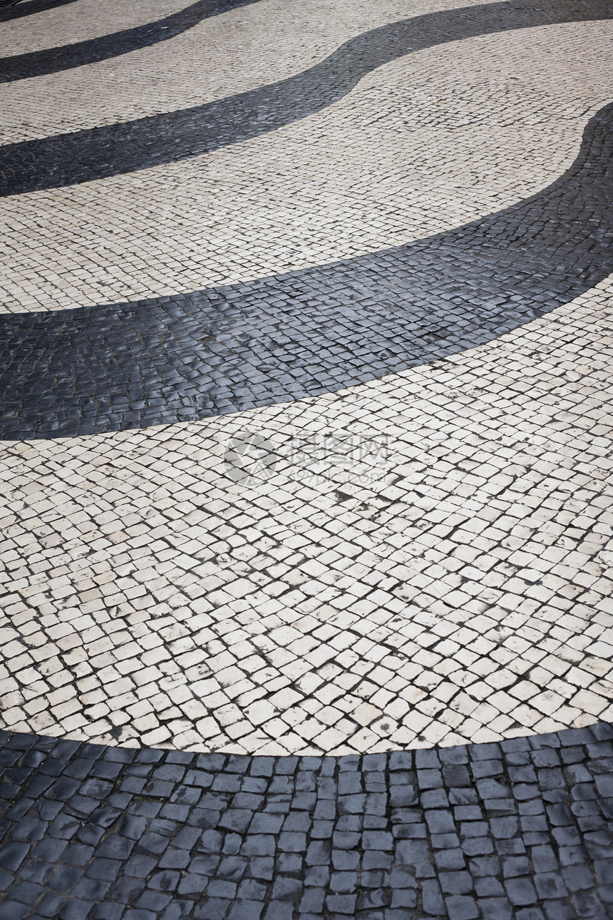 和Beige 古代黑白石路面鹅卵石卷曲小路褐色石头正方形街道人行道马赛克岩石图片