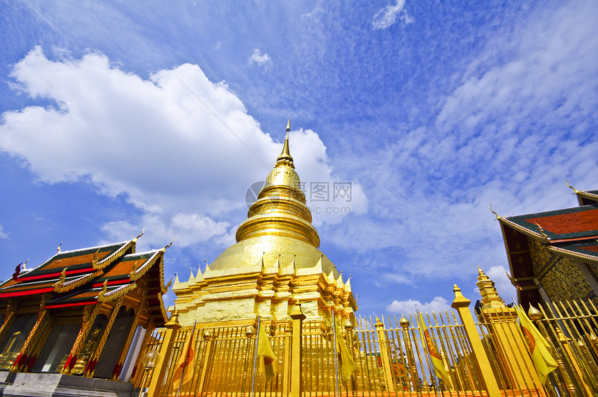 兰方省哈里普亨猜伊的Wat Phra图片