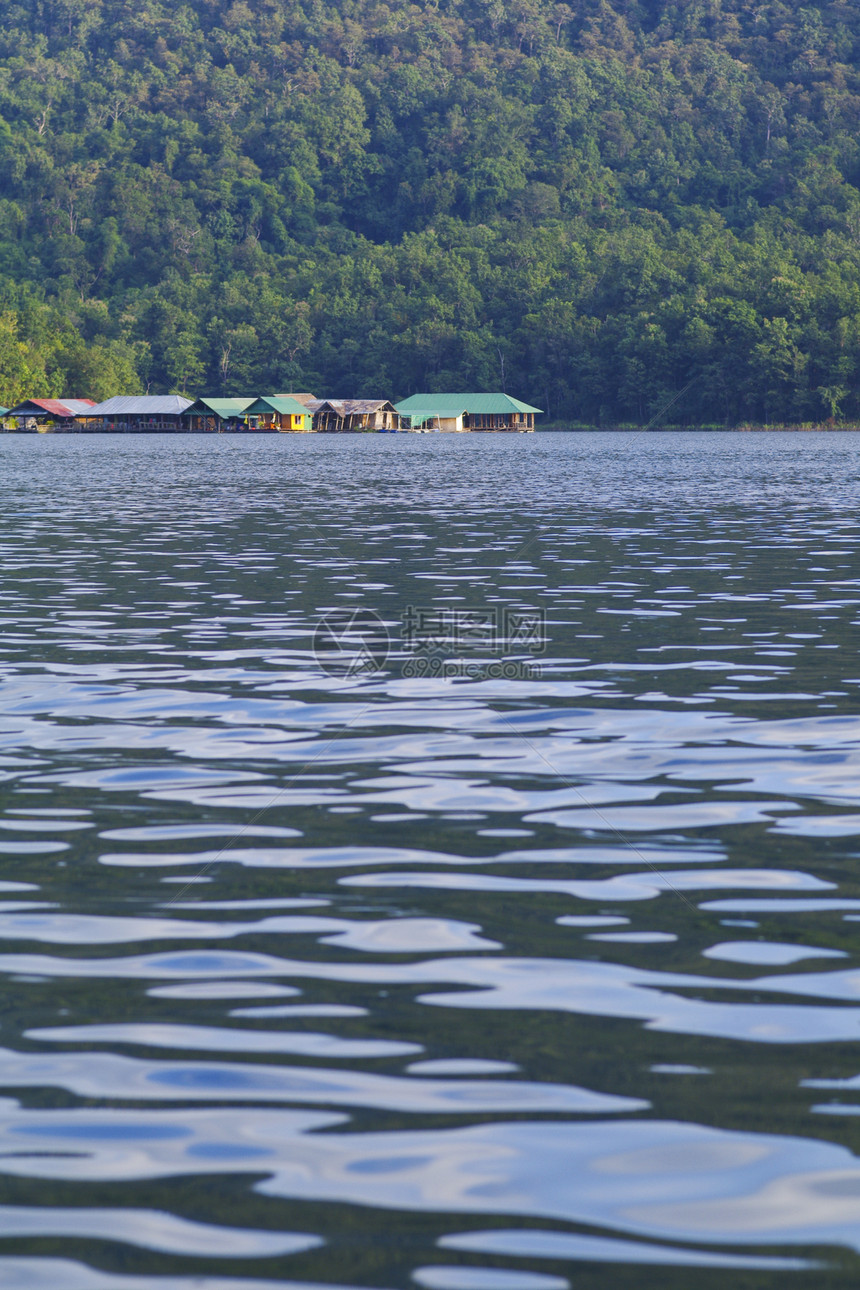 泰国清迈湖大坝的漂浮棚屋停留游客旅游小屋假期冒险折射旅行休息公园图片