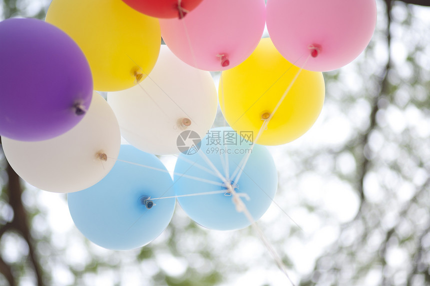 许多彩色气球组成明亮的背景壁纸 imag庆典蓝色水平反射派对绿色墙纸团体生日乐趣图片