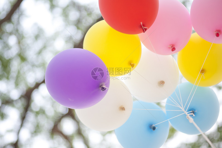 许多彩色气球组成明亮的背景壁纸 imag蓝色庆典乐趣派对黄色绿色反射水平生日团体图片
