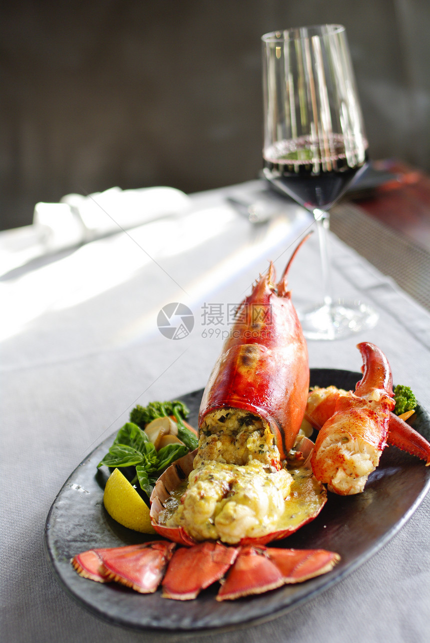 在餐厅吃美食龙虾饭派对美味食物桌子蔬菜海鲜盘子贝类小龙虾菜单图片