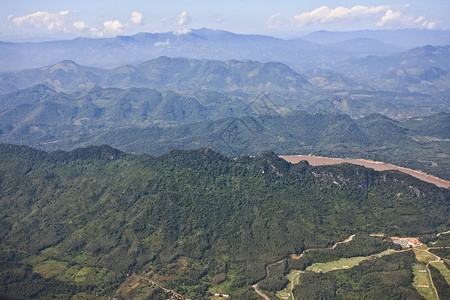 带河流的绿墙绿色山区地貌背景图片