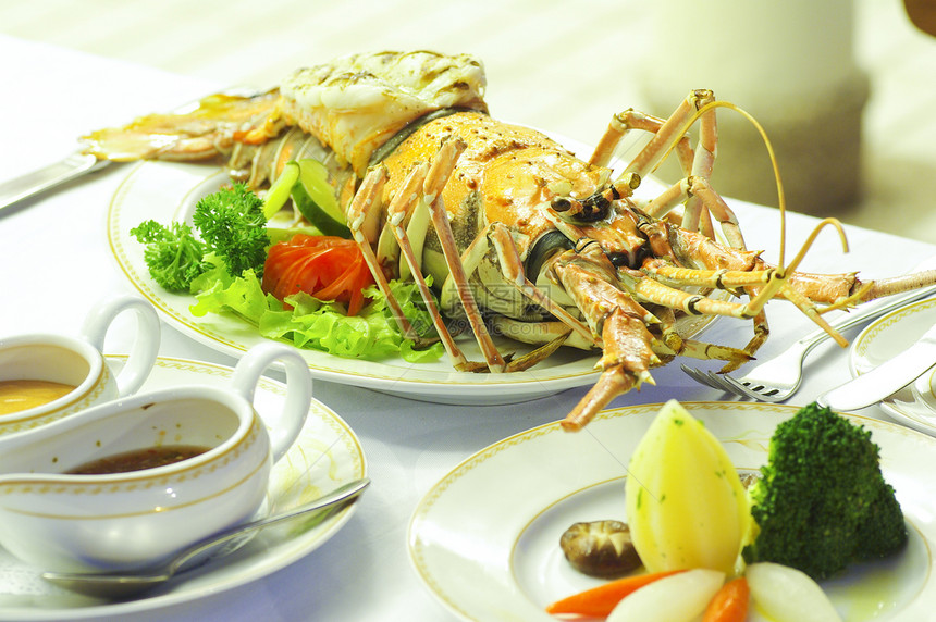 餐厅餐桌上的龙虾食品图片