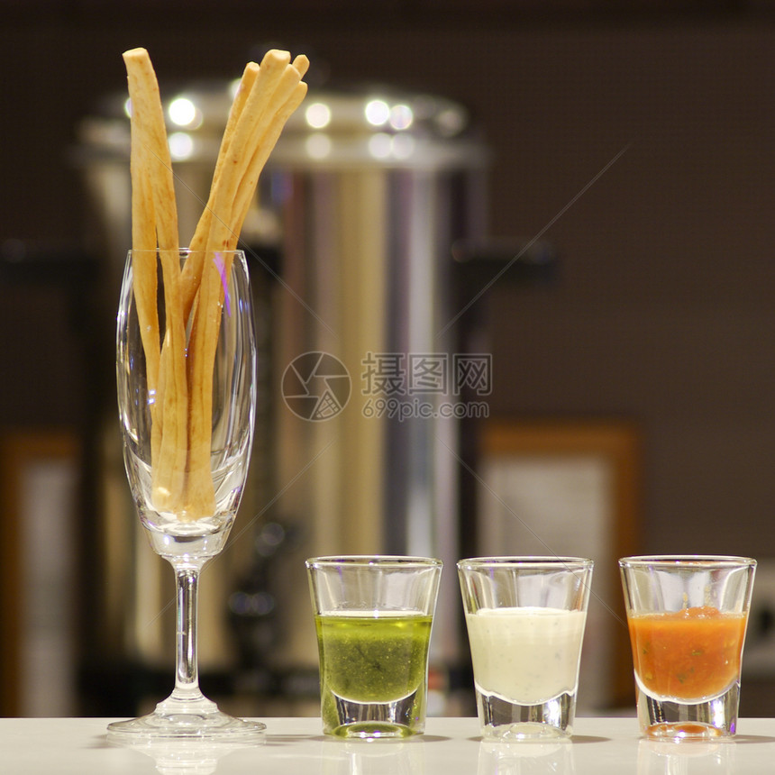 豪华酒店面包棍小吃早餐蔬菜盘子饼干甜点美食营养杯子柠檬图片