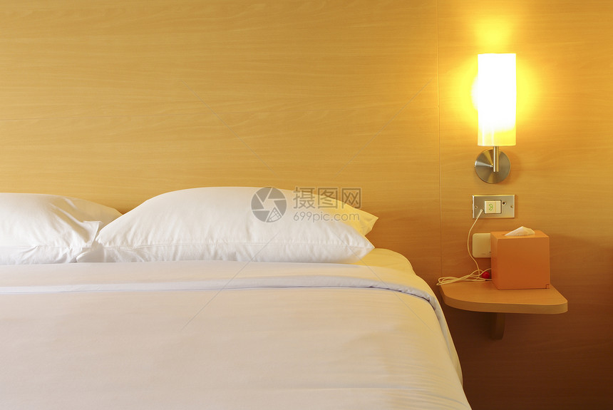 晚上睡在旅馆房间枕头装饰酒店商业床垫公寓国王桌子假期套房图片