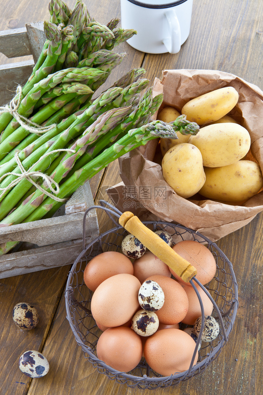 新鲜树 土豆和鸡蛋杂货纸袋生产农民蔬菜季节性绿色营养食物厨房图片