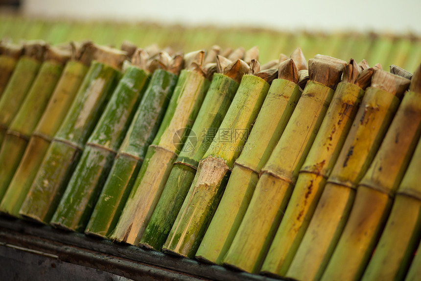 在竹关上烤熟的甘油大米棕色黑色烹饪椰子小吃美食竹子牛奶文化食物图片