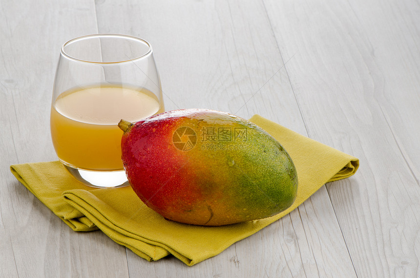 新鲜芒果汁异国液体服务热带黄色果味水壶橙子奶油状水果图片