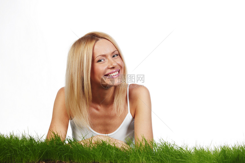 女人躺在草地上快乐金发微笑喜悦女孩绿色乐趣享受工作室白色图片