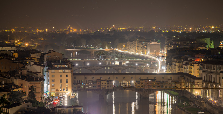 佛罗伦萨老桥的庞特·韦奇奥空中夜视图片