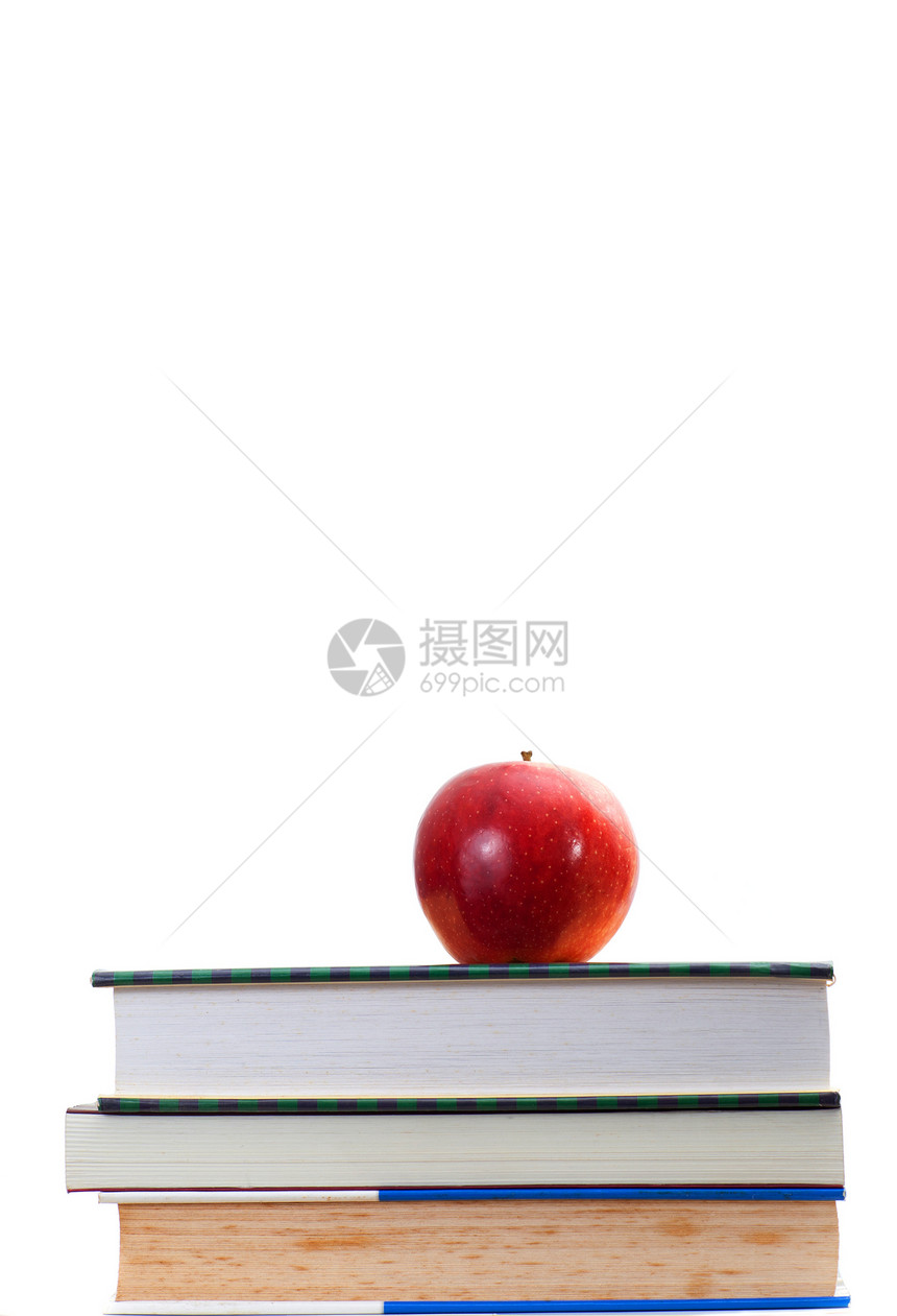 红苹果在旧书和新书堆上图片