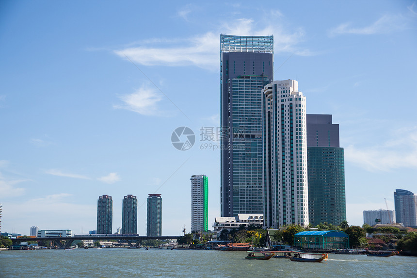 沿河的建筑物建筑学摩天大楼天空热带驳船场景旅游吸引力运输传统图片