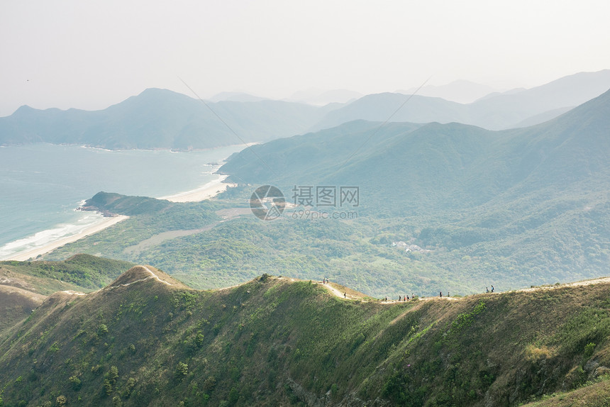 福吉感觉一群人走在山下国家公园天空远足者远足风景海洋薄雾岩石团体图片