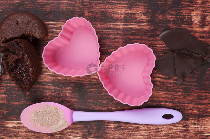 烤饼干组合烘烤蛋糕混合物紫色勺子食物糕点巧克力粉末图片