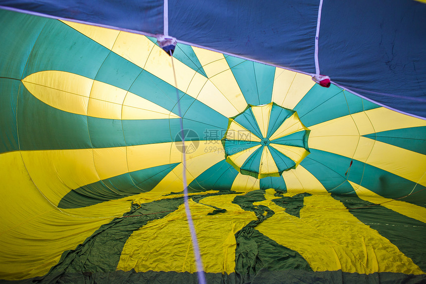 里面的气球天线运输蓝色彩虹乐趣飞行旅行漂浮自由天空图片