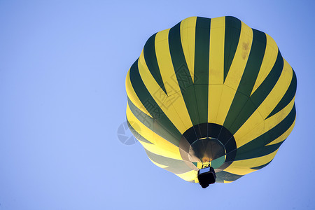 条纹卡通热气球天空热气球闲暇条纹飞艇蓝色旅行篮子运输飞行气球热气背景