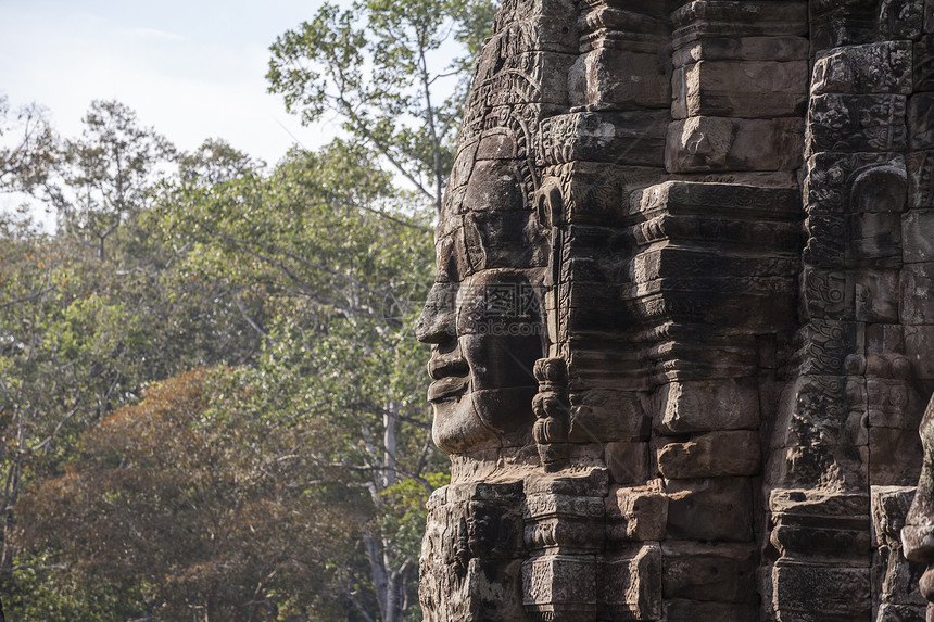 Bayon面对吴哥汤姆 柬埔寨暹粒天空岩石雕刻雕像寺庙宗教丛林石头收获建筑学图片