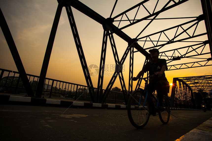 在桥上骑自行车的男子图片