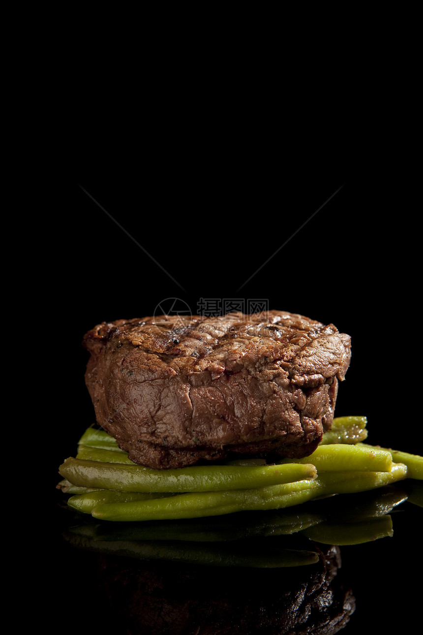 牛肉牛排和豆子背景沙拉鱼片红色财富奢华黑色牛扒肋眼午餐图片