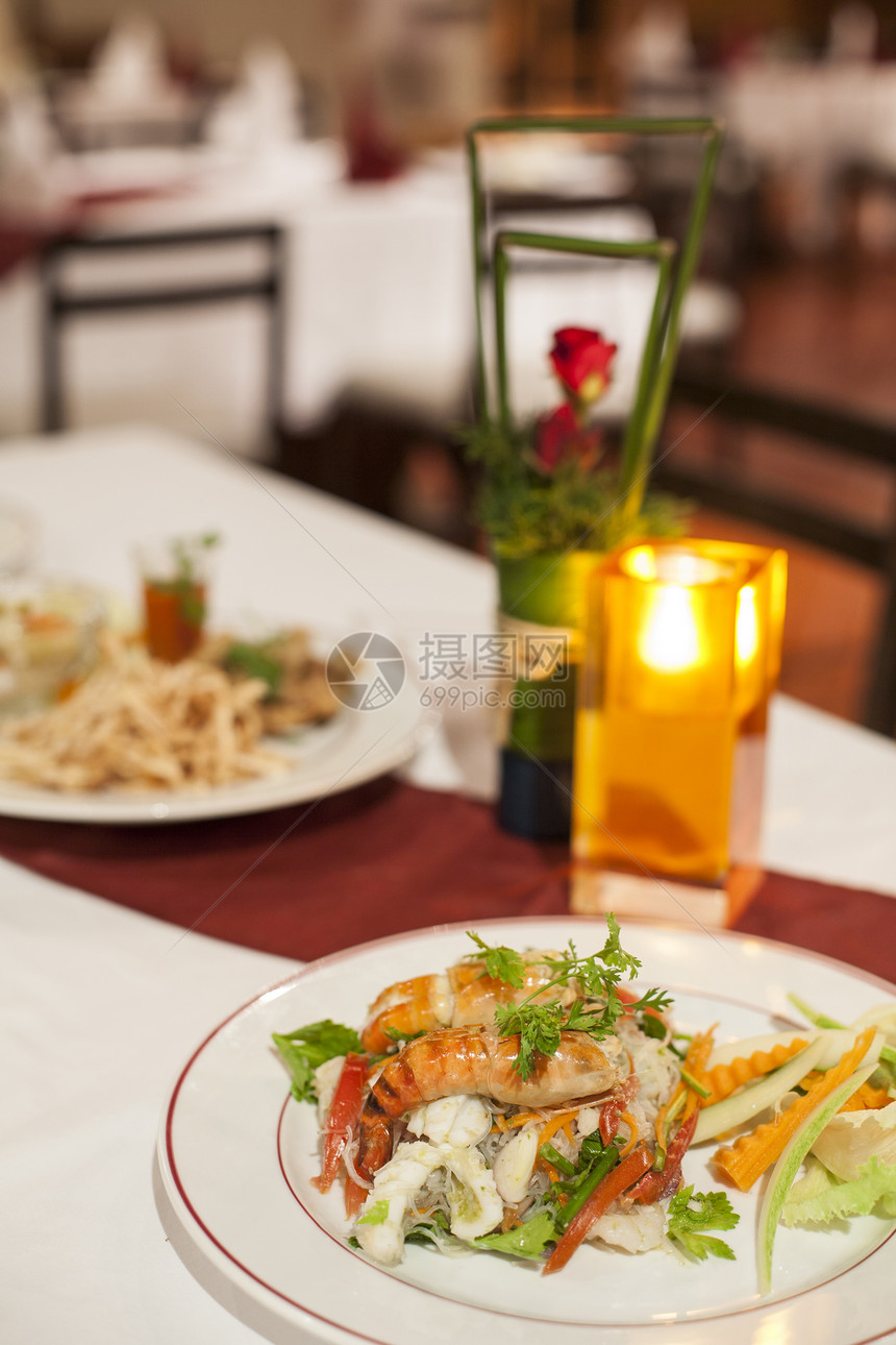 餐厅的美食桌子盘子食物午餐鱿鱼宴会草本植物蔬菜老虎扇贝图片
