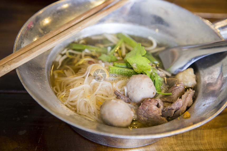 亚洲牛肉面面面条筷子美食盘子肉丸洋葱拉面食物午餐木头图片