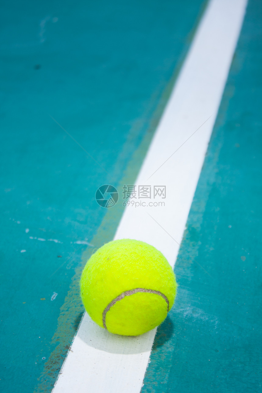 田里有网球法庭锻炼场地草皮黄色体育场比赛乐趣白色娱乐图片