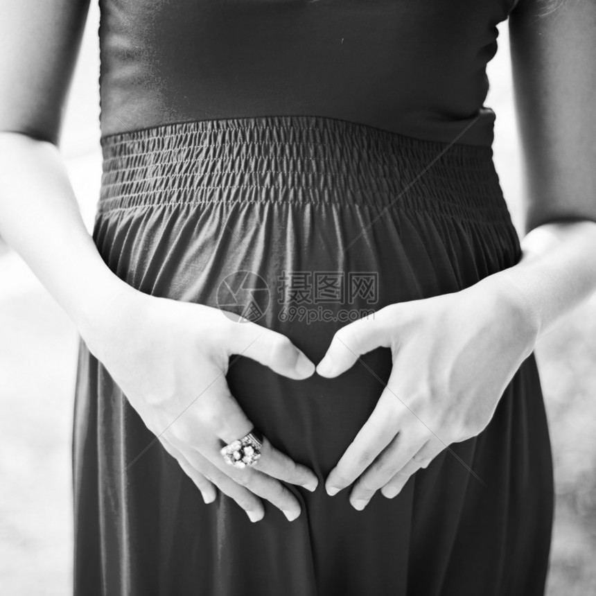 孕妇用描绘心脏的触摸腹部的图象女孩父母母亲女性妈妈衣服家庭分娩成人衬衫图片