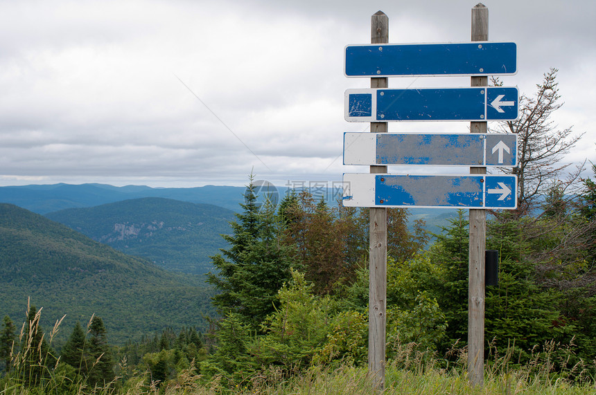 山顶的标牌木板小路公园荒野木头途径远足旅行箭头配员图片