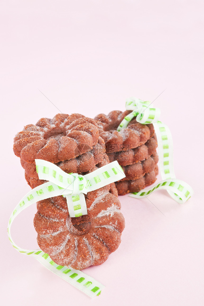 粉红色背景的美味巧克力饼干图片