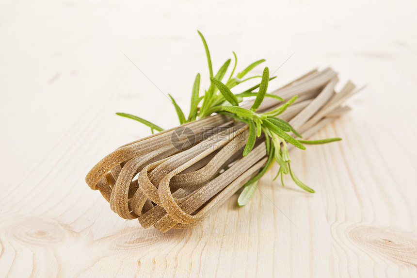 整个谷物意大利面棕色营养面条食物烹饪美食美味迷迭香草药草本植物图片