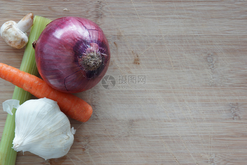 木制切割板上的一组蔬菜砧板芹菜洋葱饮食图片