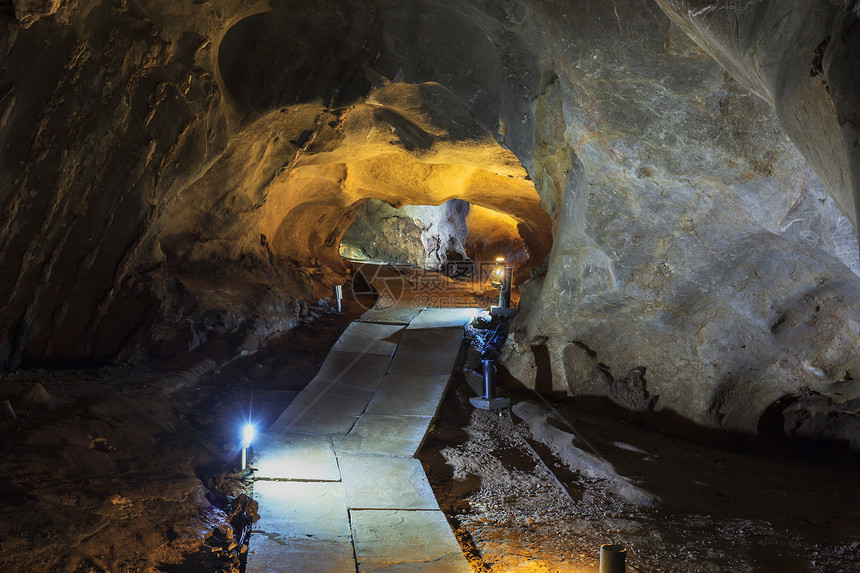 岩洞和石头行走背景古董隧道装潢岩石游客建筑洞穴地质学入口建造图片