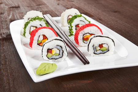 玛吉寿司 白盘上的寿司卷背景图片