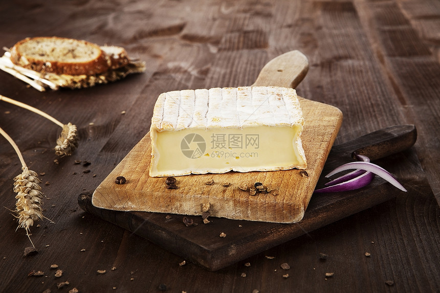 木板上的奶酪 农牧业背景图片