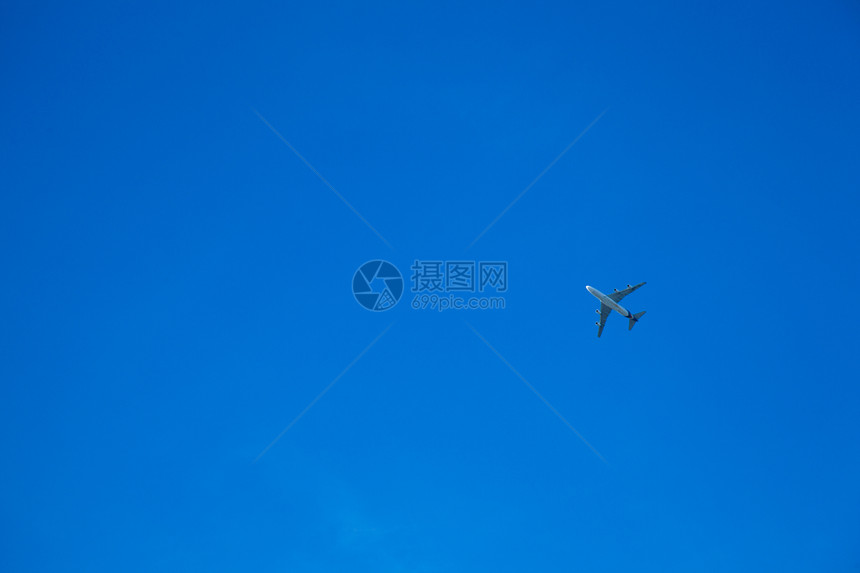 飞机在空中飞行蓝色翅膀土地引擎航空晴天旅行天空力量假期图片