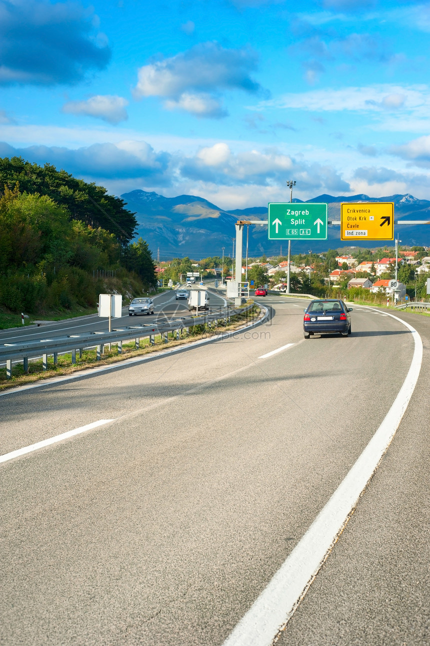 克罗地亚的公路网农村交通天空曲线运输城市汽车卡车爬坡速度图片
