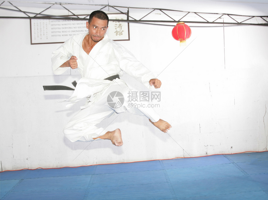 黑带空手道男子跳起来踢高脚运动训练跆拳道男性身体武术健美运动员男人斗争图片