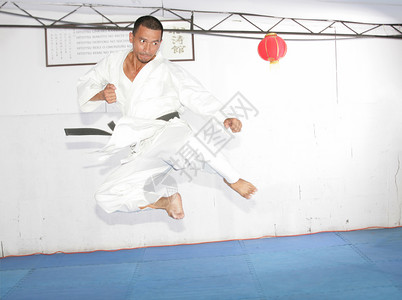 黑带空手道男子跳起来踢高脚运动训练跆拳道男性身体武术健美运动员男人斗争背景图片